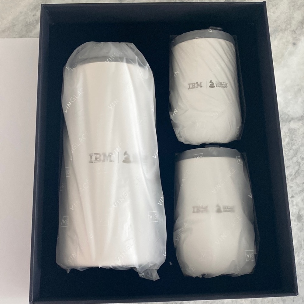 Grammys 2022 gift box Vinglace bottle thermos and two glasses